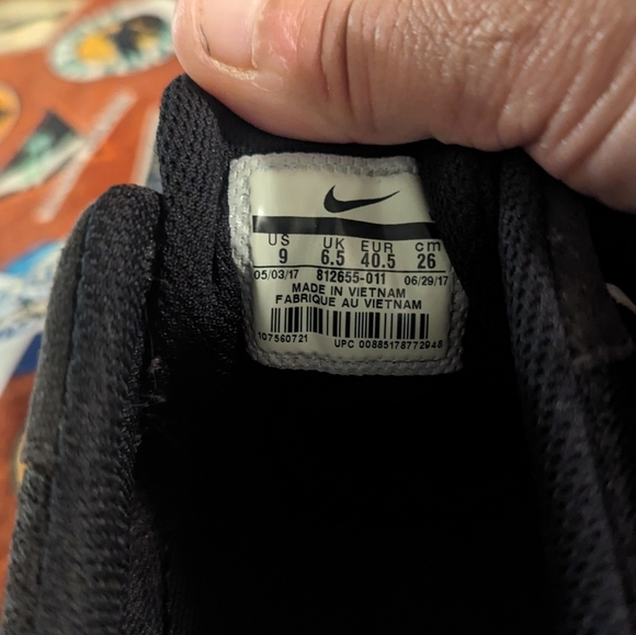 LIKE NEW WOMENS NIKE BLACK AND WHITE TENNIS SHOES SIZE 9 MAKE OFFER - Picture 3 of 4